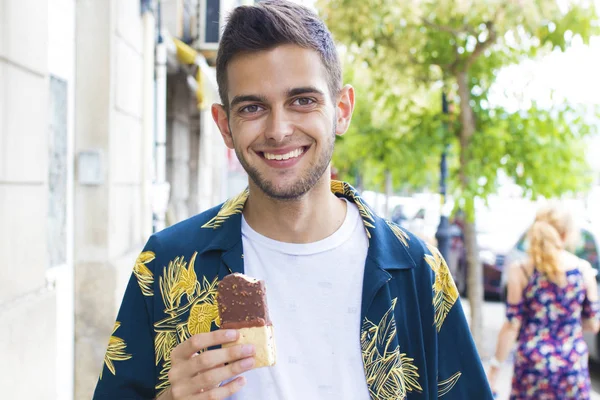 Νεαρός Άνδρας Χαμογελά Στο Δρόμο Εξωτερικούς Χώρους Τρώγοντας Παγωτό — Φωτογραφία Αρχείου