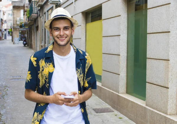 Şık Genç Adam Akıllı Telefon Açık Sokakta Kullanarak — Stok fotoğraf