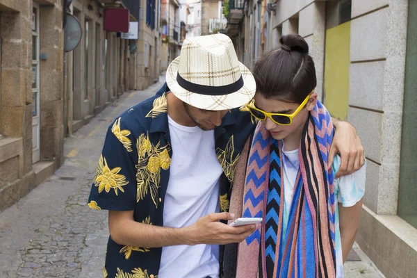 Freunde Beobachten Das Handy Auf Der Straße — Stockfoto