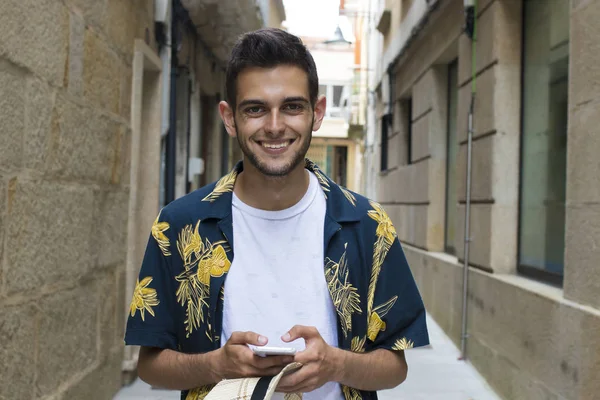 Modieuze Jongeman Met Behulp Van Slimme Telefoon Straat Buiten — Stockfoto