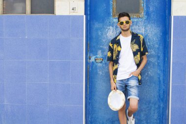 Yaz aylarında kentin mavi kapı genç moda