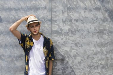 açık rahat tarzı arka plan üzerinde genç moda şapka