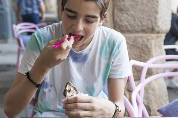 Jovem Comendo Sorvete Terraço Verão — Fotografia de Stock