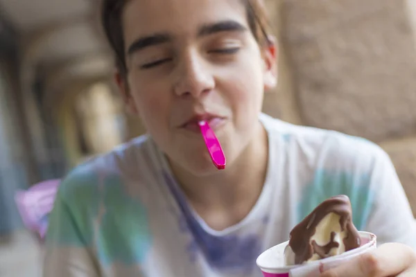 在夏季露台上吃冰淇淋的年轻人 — 图库照片