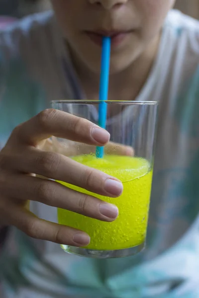 Mains Avec Verre Chaux Fondante Pomme Verte — Photo