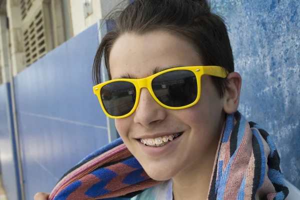 Retrato Jovem Com Óculos Sol Coloridos — Fotografia de Stock