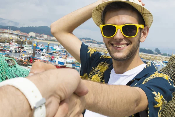 Retrato Jovem Com Chapéu Óculos Sol Verão Segurando Mão — Fotografia de Stock