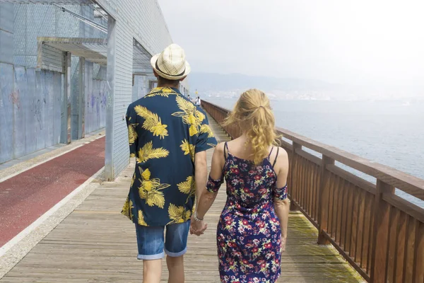 Pareja Joven Caminando Aire Libre — Foto de Stock