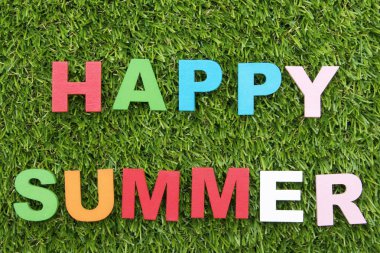 yeşil çimenlerin üzerinde harflerle yaz arka plan