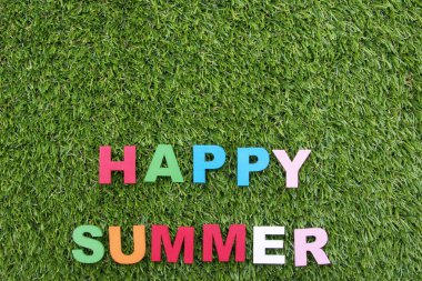 yeşil çimenlerin üzerinde harflerle yaz arka plan