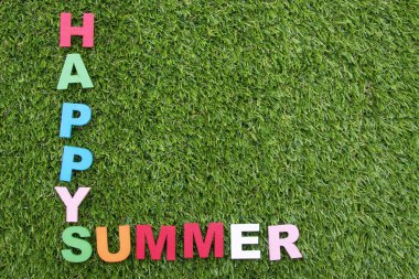 yeşil çimenlerin üzerinde harflerle yaz arka plan