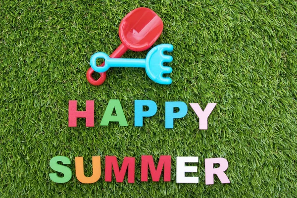 yeşil çimenlerin üzerinde harflerle yaz arka plan