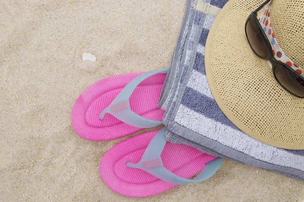 Strandlandschaft Mit Sandalen Sand — Stockfoto