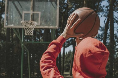 basketbol topu basket atma ile genç adam