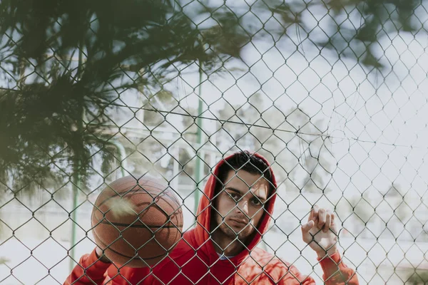 Joven Haciendo Deporte Con Baloncesto Calle Cancha — Foto de Stock