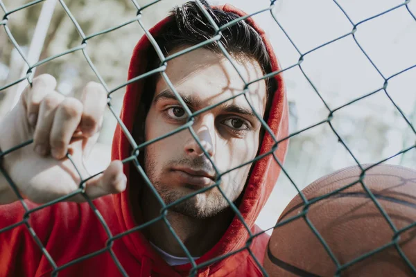 Junger Mann Beim Sport Mit Dem Basketball Auf Der Straße — Stockfoto