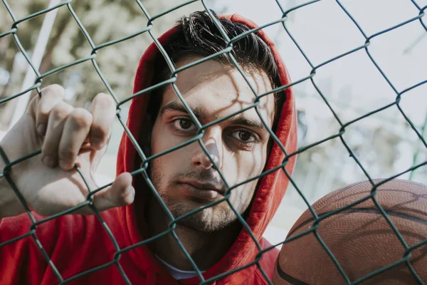 Junger Mann Beim Sport Mit Dem Basketball Auf Der Straße — Stockfoto