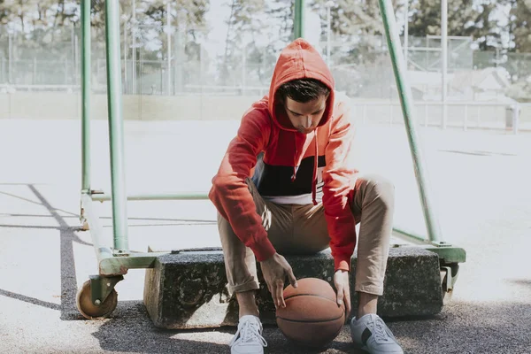 Joven Haciendo Deporte Con Baloncesto Calle Cancha — Foto de Stock