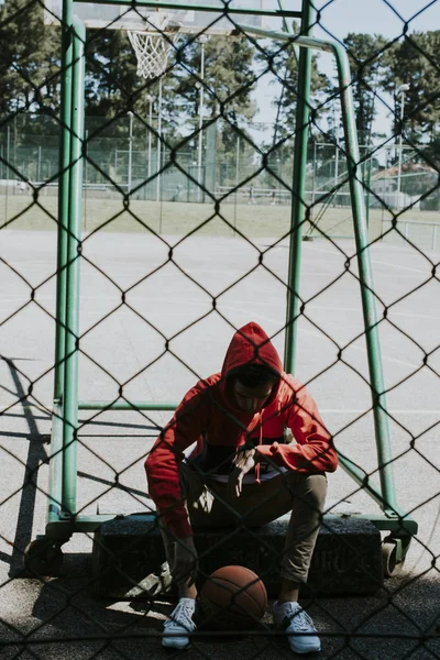 Joven Haciendo Deporte Con Baloncesto Calle Cancha — Foto de Stock