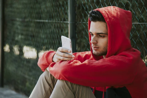 Unga Idrottsutövare Med Mobiltelefon — Stockfoto