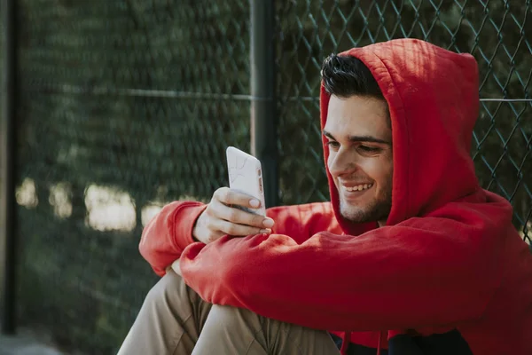 Cep Telefonu Ile Genç Sporcu — Stok fotoğraf