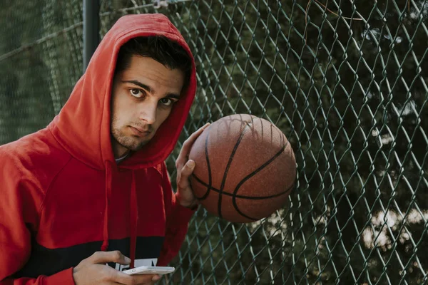 Joven Deportista Con Teléfono Móvil — Foto de Stock