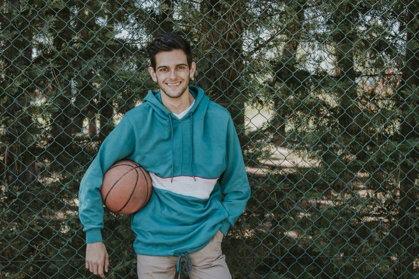 Joven Atleta Con Baloncesto — Foto de Stock