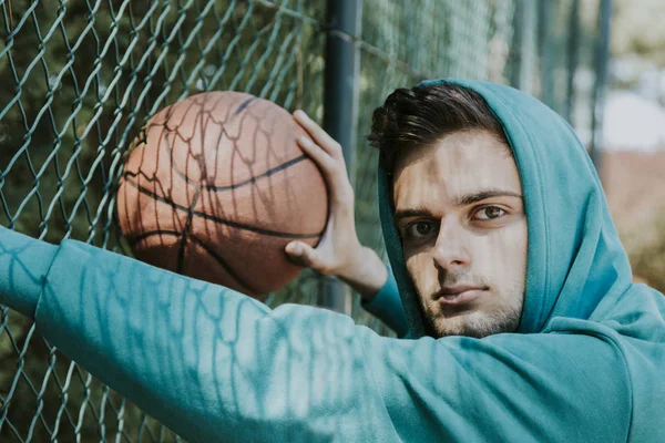 Junge Athletin Mit Basketball — Stockfoto