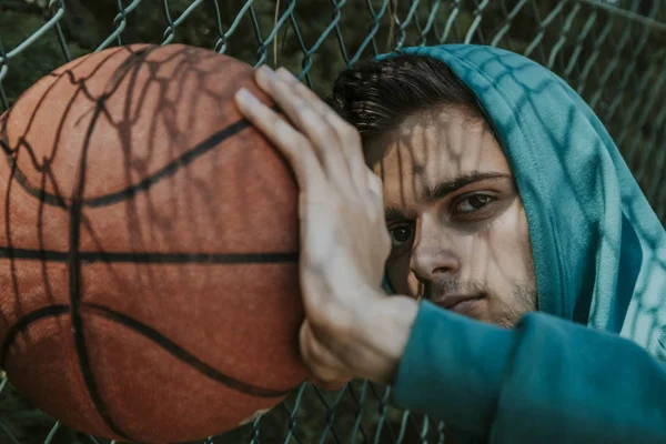 Junge Athletin Mit Basketball — Stockfoto