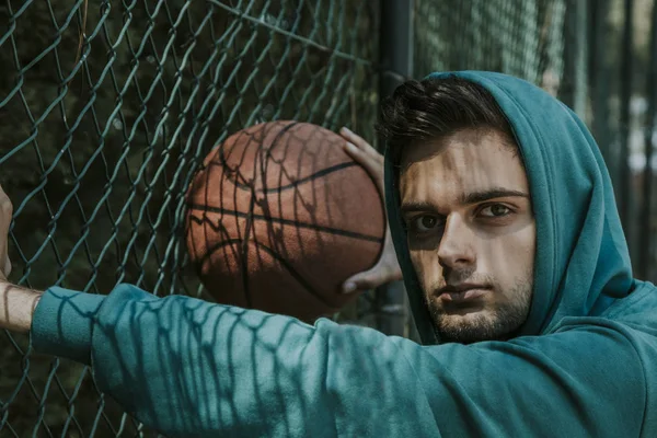Junge Athletin Mit Basketball — Stockfoto