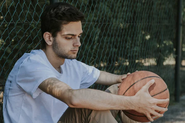 Jovem Para Moda Com Basquete — Fotografia de Stock