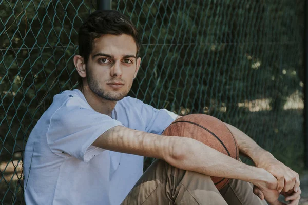 Jung Modelliert Mit Basketball — Stockfoto