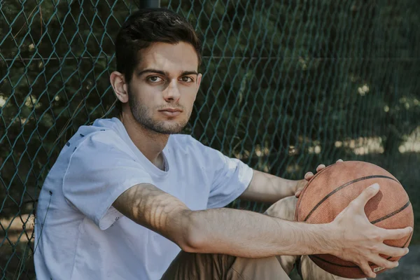 Jung Modelliert Mit Basketball — Stockfoto