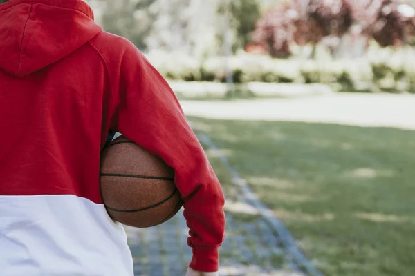 Jovem Com Basquete Mão Livre — Fotografia de Stock