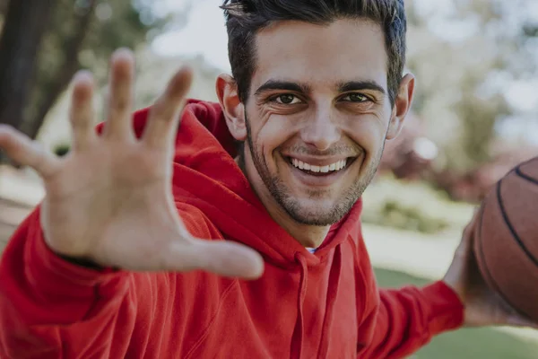 Porträt Eines Jungen Mannes Der Mit Basketball Spielt — Stockfoto