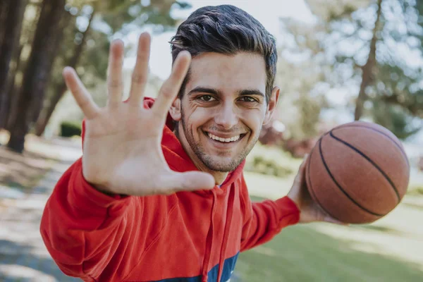 Porträt Eines Jungen Mannes Der Mit Basketball Spielt — Stockfoto
