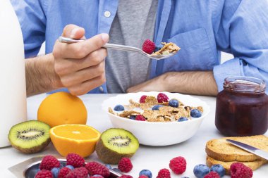 kaşık ile tahıl ve meyve, kahvaltı ve sağlıklı snack