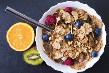 doğal meyve, tahıl bir sağlıklı ve dengeli kahvaltı