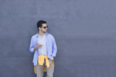 Genç Moda cep telefonu duvardaki