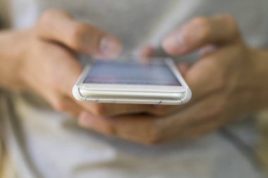 el ile hareket eden telefon ön planda