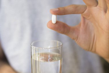 hapları veya Tıp ve bir bardak su ile el