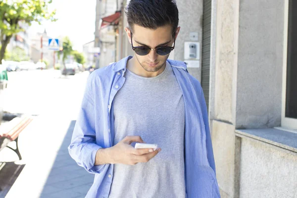 Ung Man Med Mobiltelefon Som Gick Gatan — Stockfoto