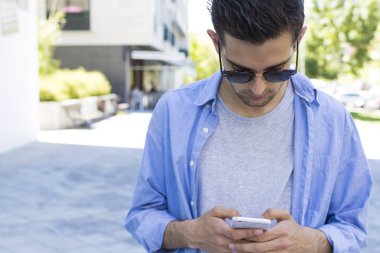 Genç adam sokakta cep telefonunuzla