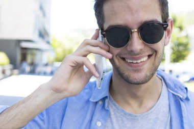 Genç adam sokakta cep telefonunuzla