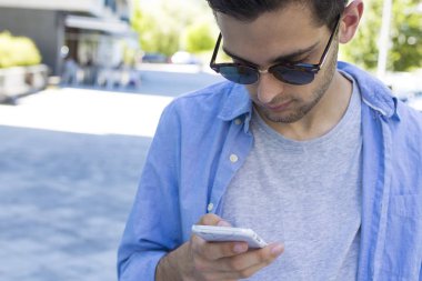 Genç adam sokakta cep telefonunuzla