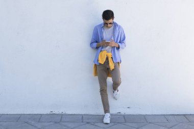 cep telefonu duvar ile genç adam