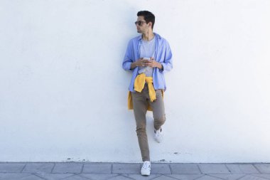 cep telefonu duvar ile genç adam