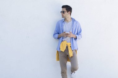 cep telefonu duvar ile genç adam