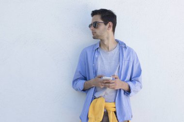 cep telefonu duvar ile genç adam