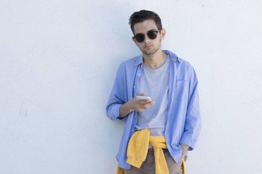 cep telefonu duvar ile genç adam